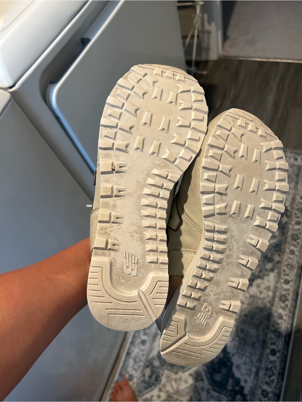 574 sneakers featuring a prominent rose gold metallic heel - Picture 3 of 5